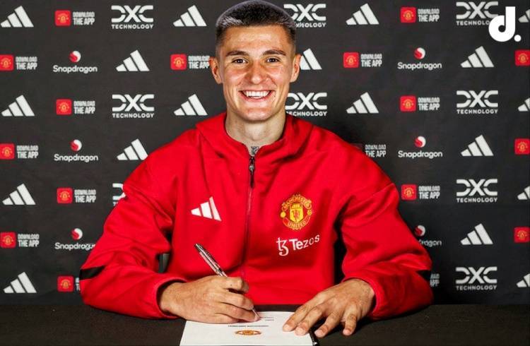 记者：塞斯科今日已经拍完曼联媒体宣传素材，官宣即将发布